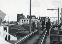 171165 Afbeelding van de onthulling van het gedenkbord voor de opening van het spoorviaduct door Delft door ...